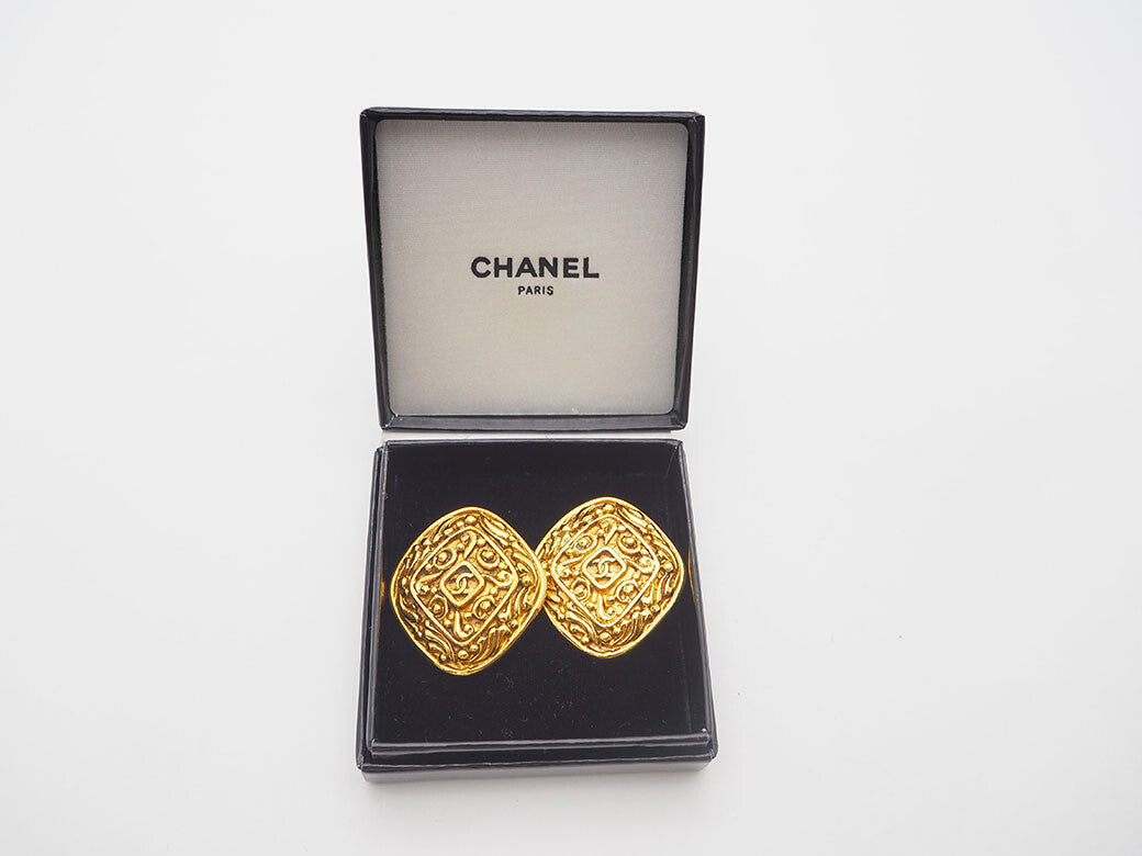 CHANEL Vintage Rhombus Arabesque Coco Earrings Gold Small Ladies Reuse Used9
