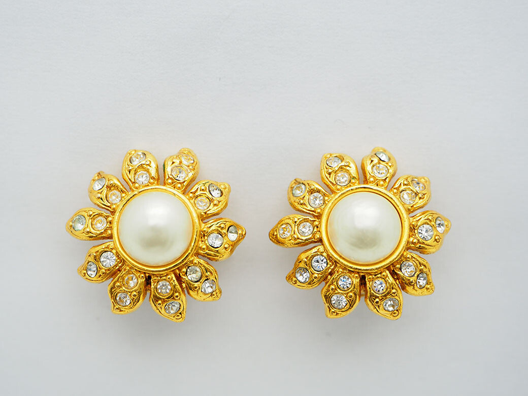 CHANEL Earrings 97P Gold Flower Rhinestone fake pearl Vintage Reuse Preowned1
