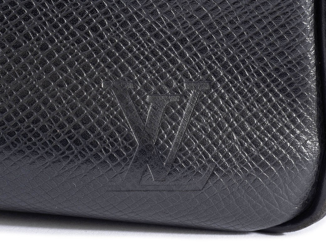 Louis Vuitton Yaranga Taiga Leather Crossbody Shoulder Bag Ardoise Preowned14