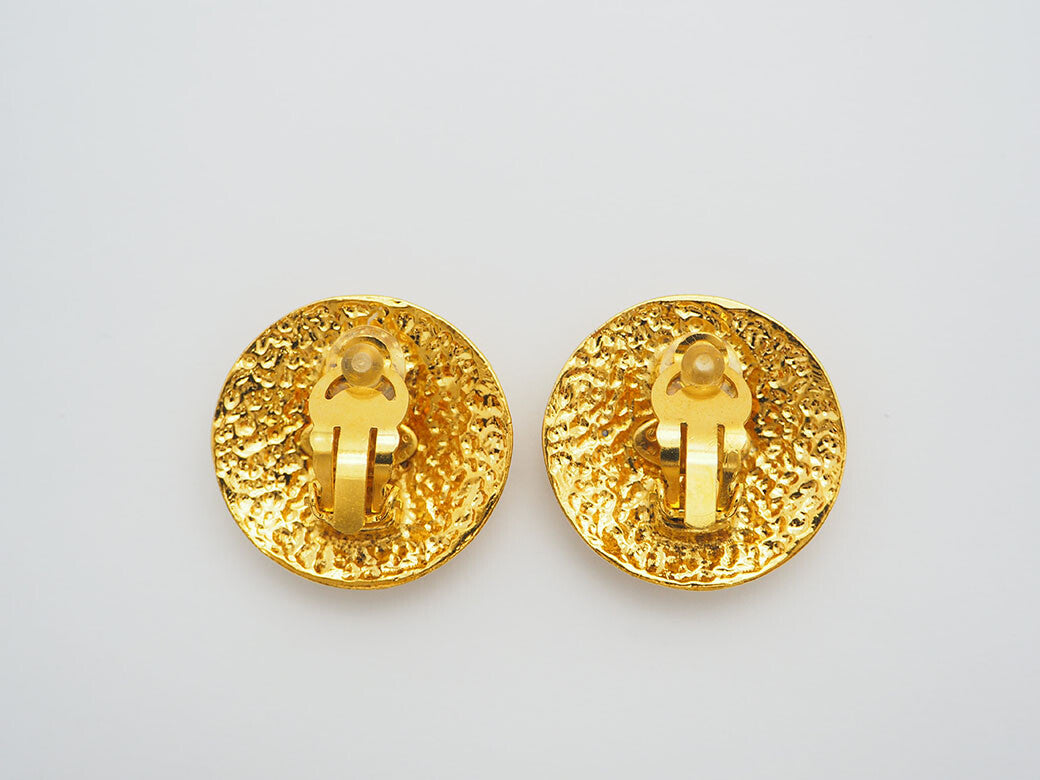 CHANEL Vintage Round Matrasse Coco Earrings 94P Gold Ladies Quilted Coco Mark2