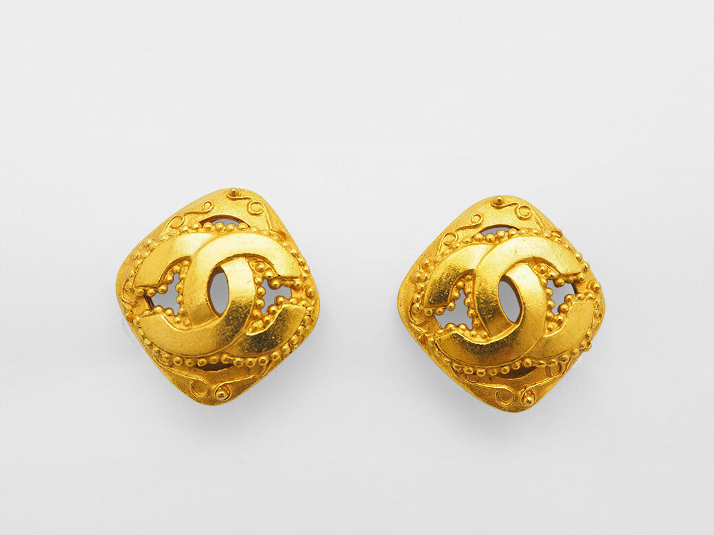 CHANEL Vintage Diamond shaped Coco Earrings Gold Ladies 96A Metal Ball Reuse1