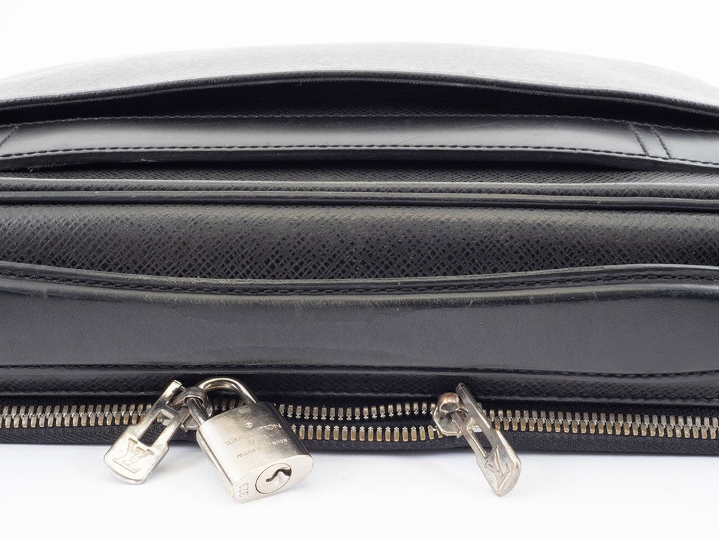 LOUIS VUITTON Odessa Briefcase Taiga Leather Black Convertible Crossbody M308326