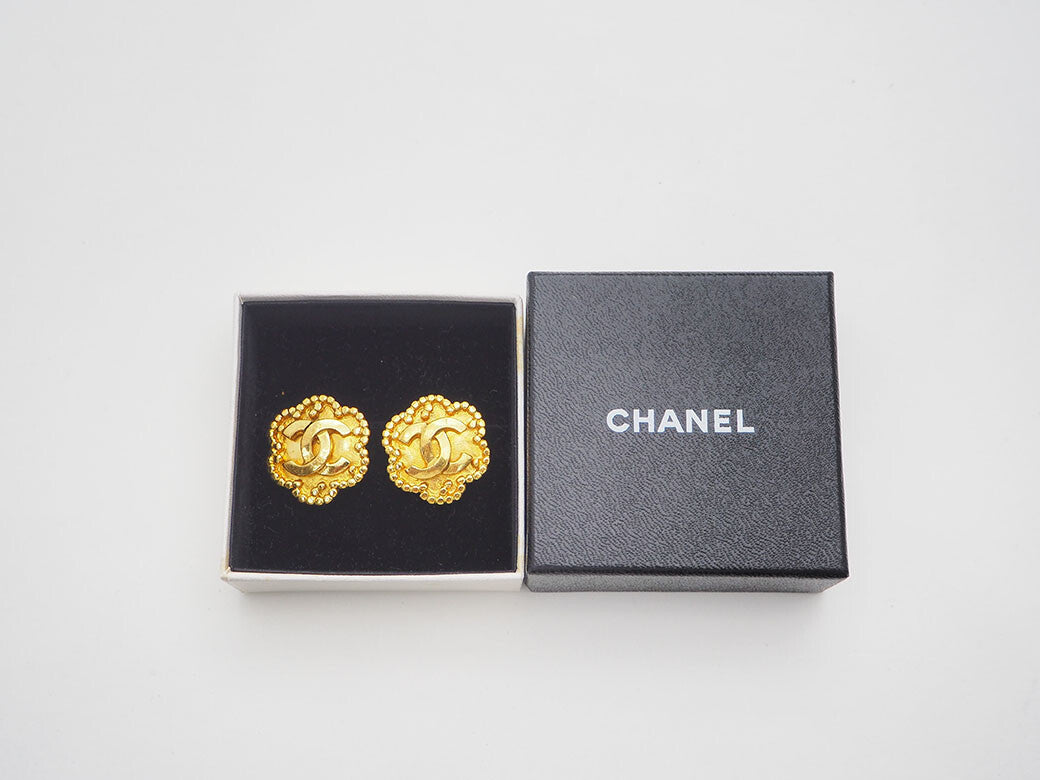 CHANEL Vintage Flower Coco Earrings 96A Gold Ladies Dot Frame Reuse Used8
