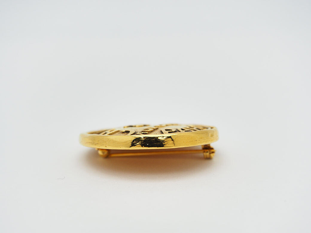 CHANEL Brooch Vintage Cambon 31 RUE Logo Gold Round Typography Preowned Reuse2