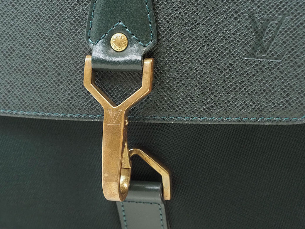Louis Vuitton Taiga Leather Dersou Crossbody Shoulder Bag Green Preowned Auth7