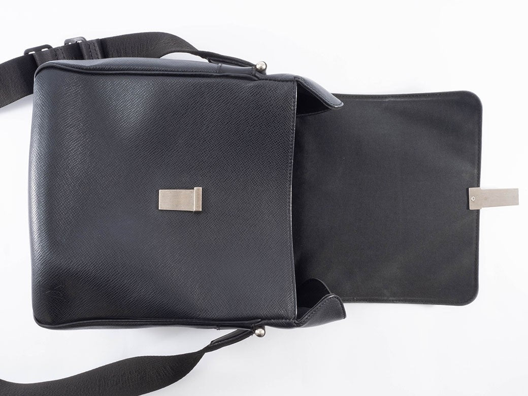 Louis Vuitton Yaranga Taiga Leather Crossbody Shoulder Bag Ardoise Preowned4