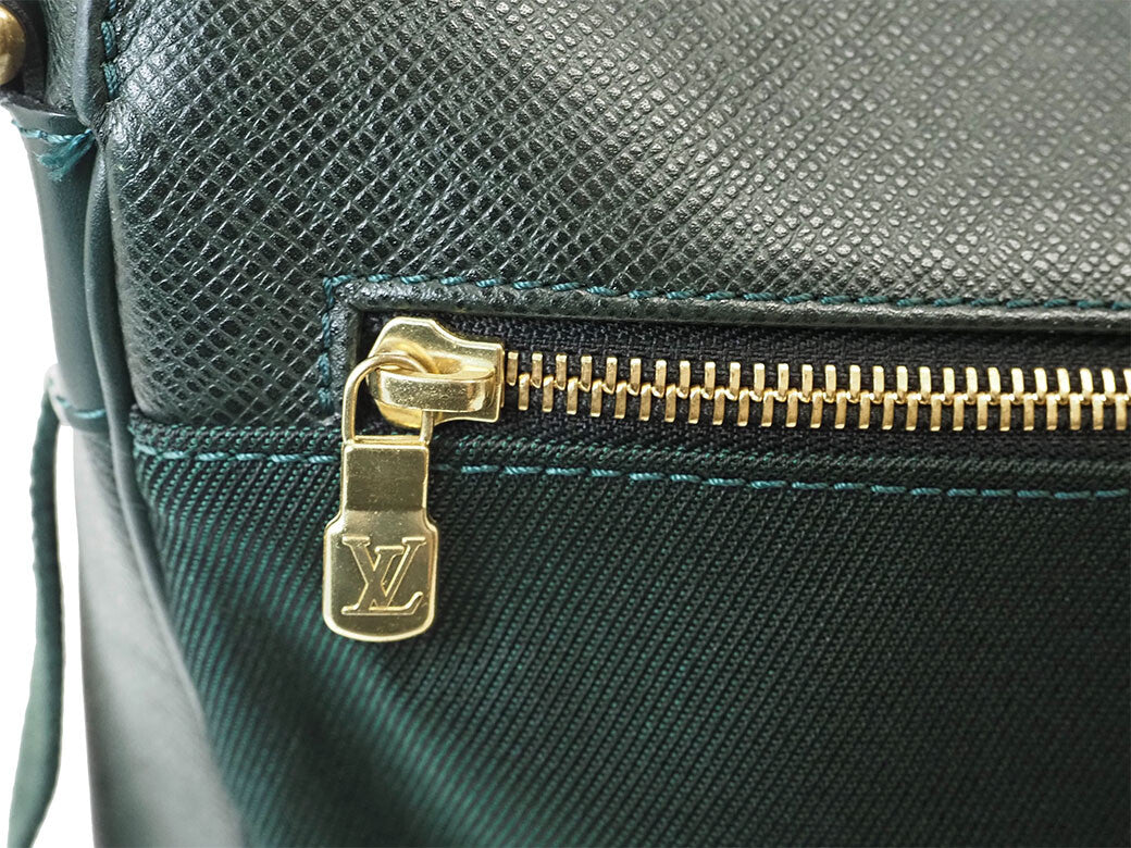 Louis Vuitton Taiga Leather Dersou Crossbody Shoulder Bag Green Preowned Auth11