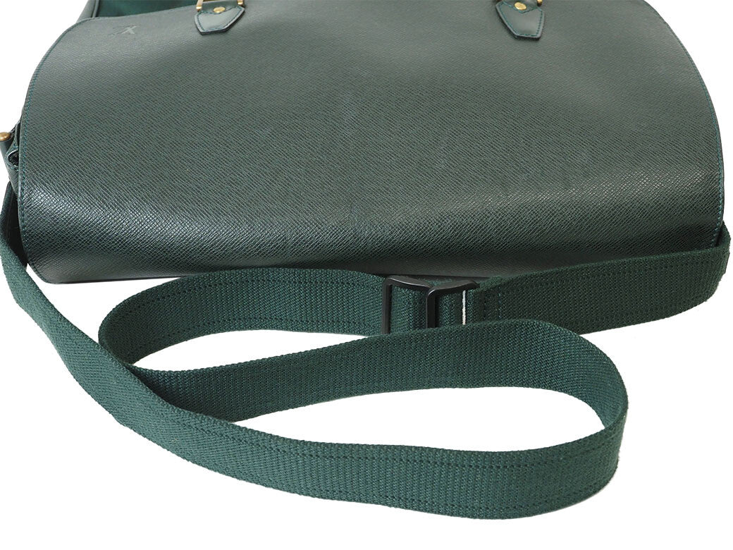 Louis Vuitton Taiga Leather Dersou Crossbody Shoulder Bag Green Preowned Auth8