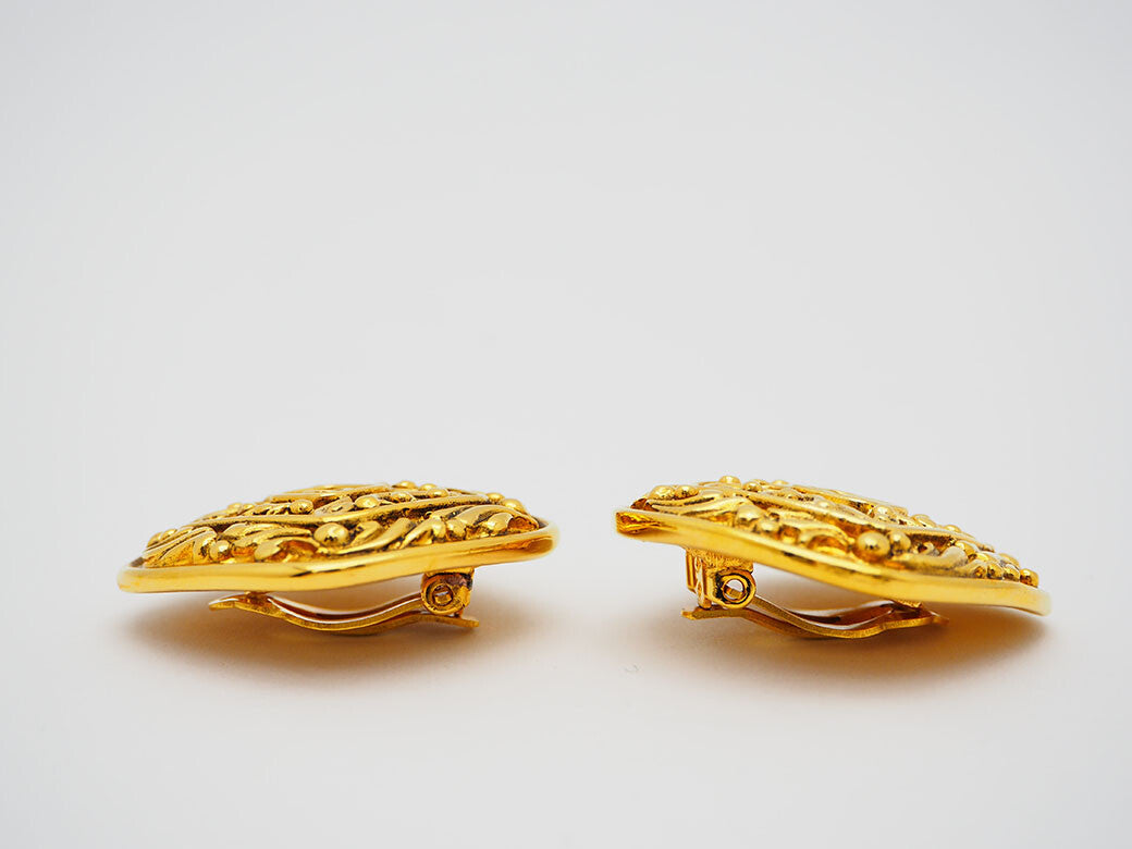 CHANEL Vintage Rhombus Arabesque Coco Earrings Gold Small Ladies Reuse Used1