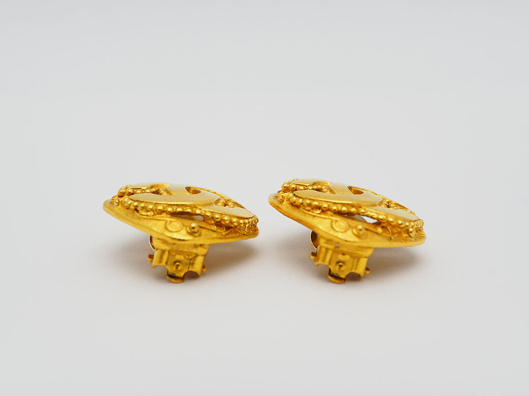 CHANEL Vintage Diamond shaped Coco Earrings Gold Ladies 96A Metal Ball Reuse3