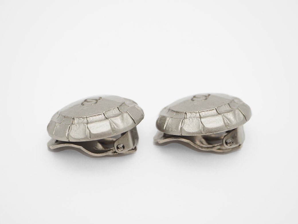 CHANEL Vintage Round Coco Earrings Silver Ladies 99A Metal Matte Finish Reuse2