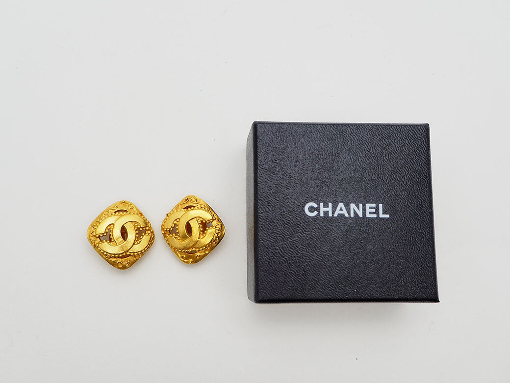 CHANEL Vintage Diamond shaped Coco Earrings Gold Ladies 96A Metal Ball Reuse9