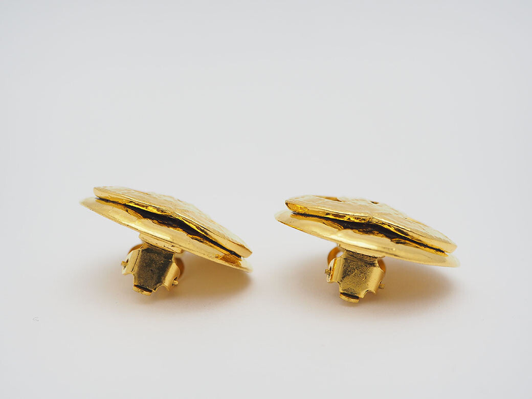 CHANEL Vintage Round Matrasse Coco Earrings 94P Gold Ladies Quilted Coco Mark1