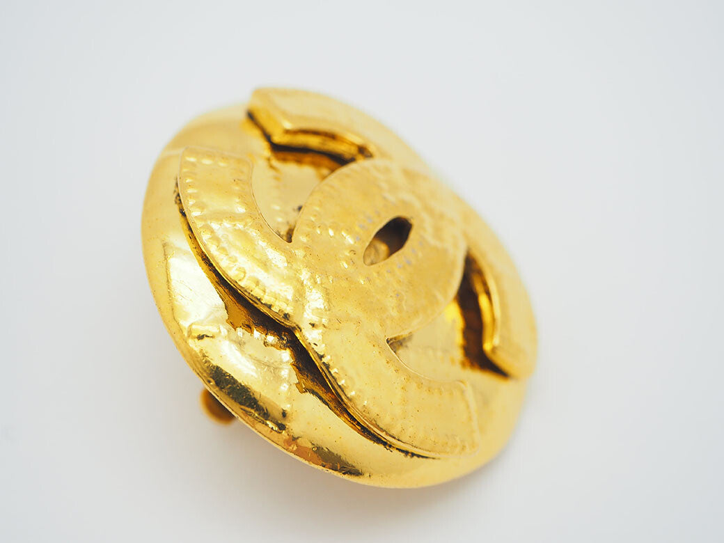 CHANEL Vintage Round Matrasse Coco Earrings 94P Gold Ladies Quilted Coco Mark4