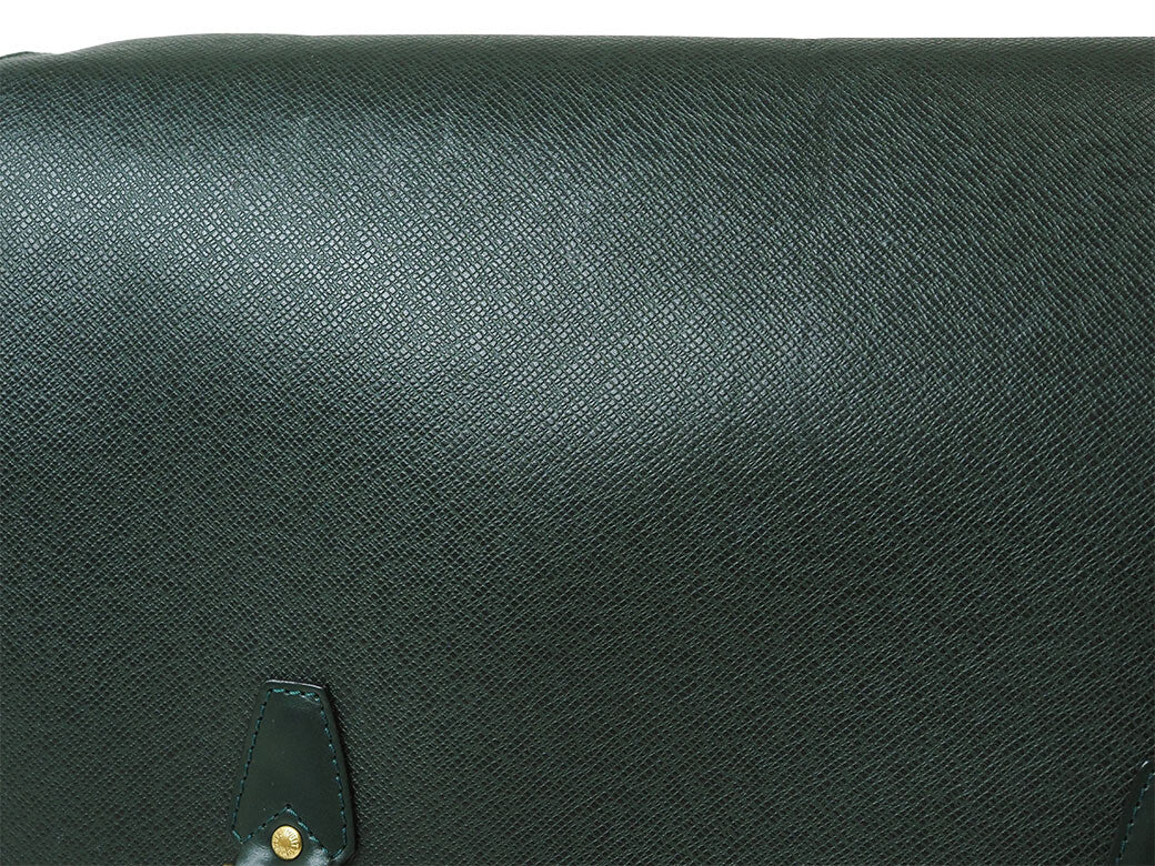 Louis Vuitton Taiga Leather Dersou Crossbody Shoulder Bag Green Preowned Auth4