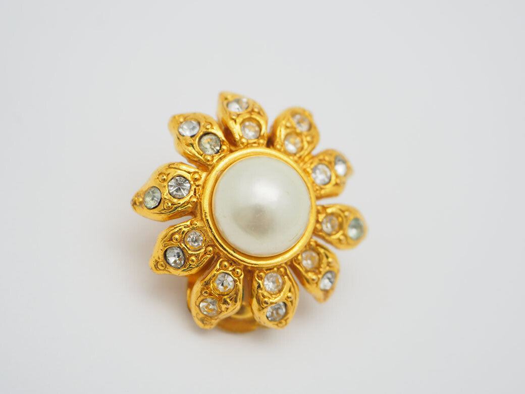 CHANEL Earrings 97P Gold Flower Rhinestone fake pearl Vintage Reuse Preowned3