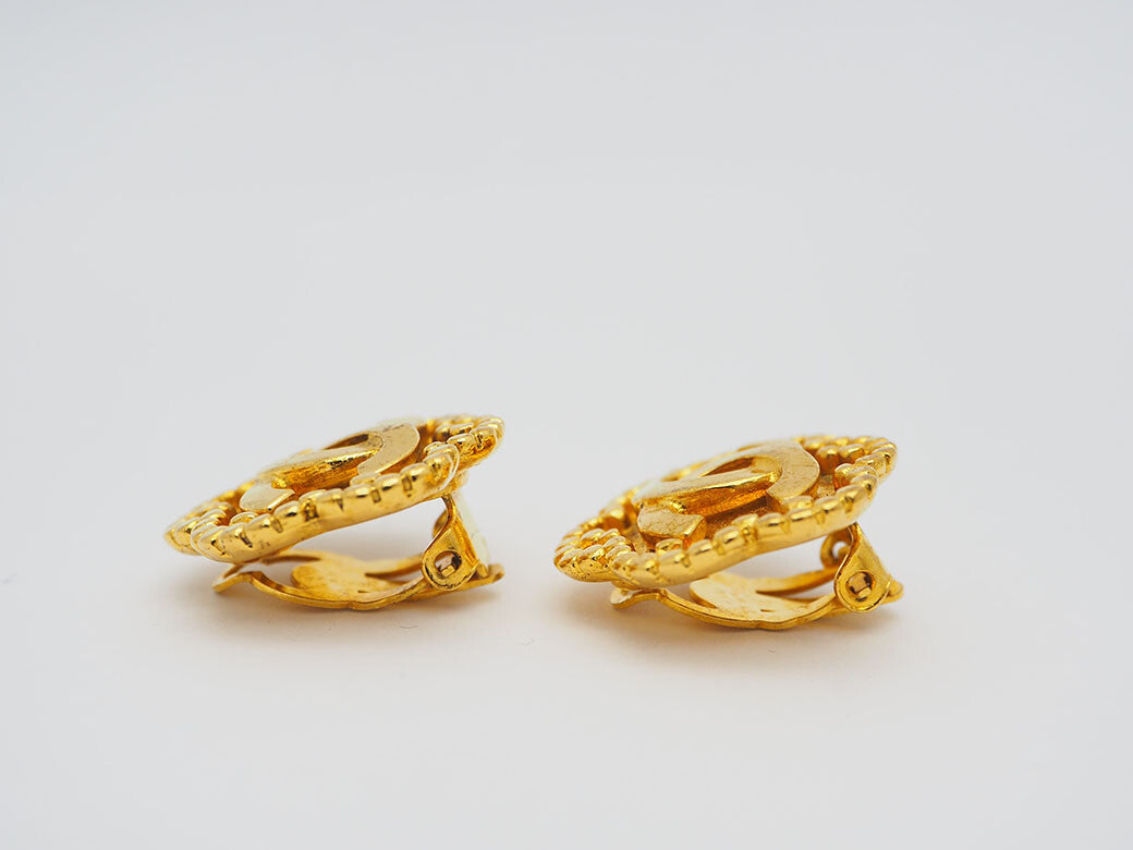 CHANEL Vintage Flower Coco Earrings 96A Gold Ladies Dot Frame Reuse Used1