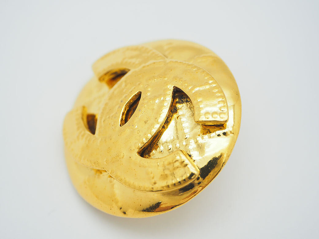 CHANEL Vintage Round Matrasse Coco Earrings 94P Gold Ladies Quilted Coco Mark5