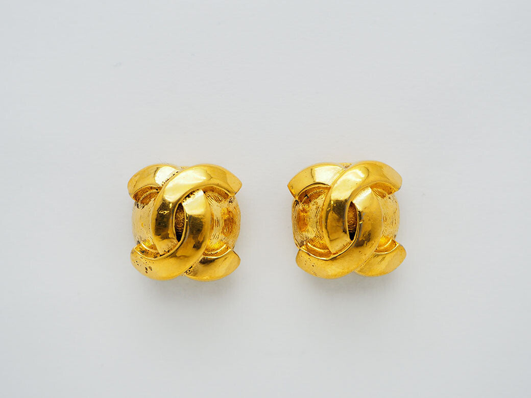 CHANEL Vintage Coco Earrings Gold Ladies Round Round Coco Mark Preowned Auth1